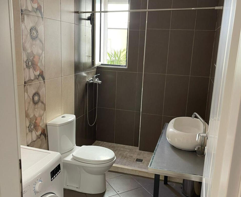 Apartament Me Qera 2+1 tek Komuna e Parisit (ID B2201394) Tirane.