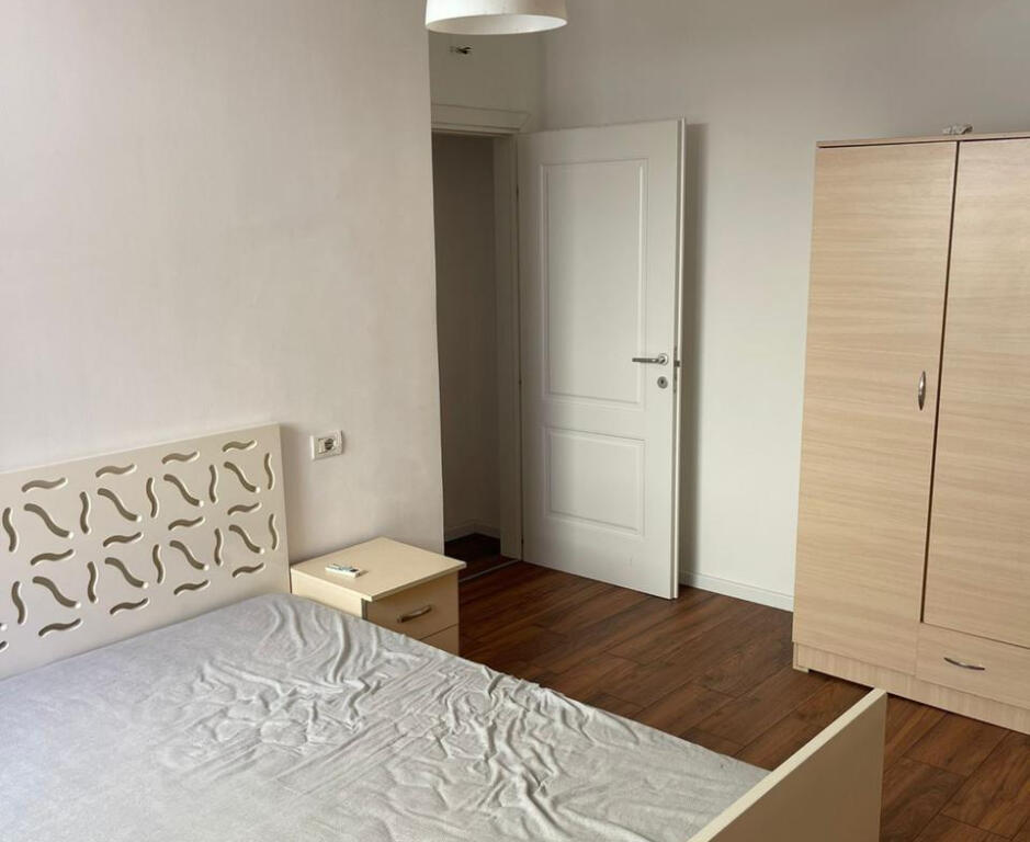 Apartament Me Qera 2+1 tek Komuna e Parisit (ID B2201394) Tirane.