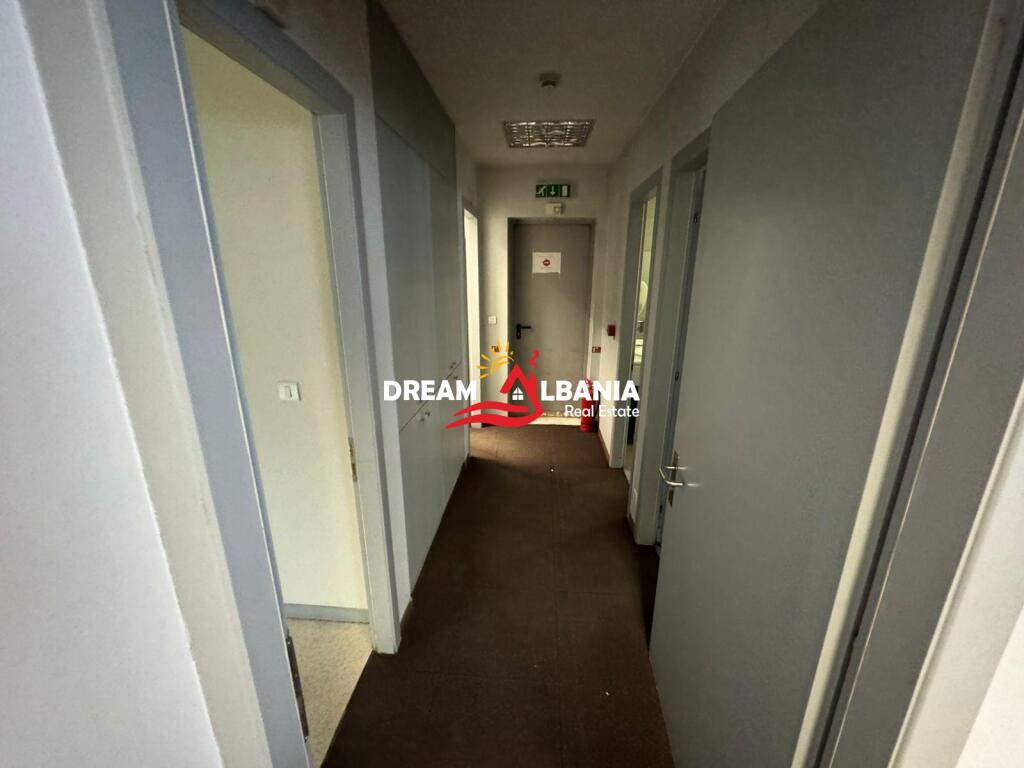 Locale commerciale per uffici in affitto in Via Kavajes (ID 42611229)