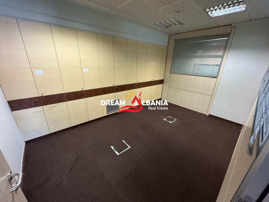 Ambjent biznesi per zyra me qera ne Rrugen e Kavajes, buze rruge (ID 42611326)