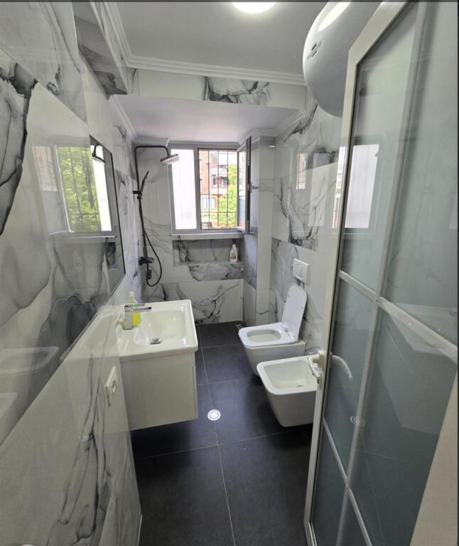 Zyre me qera tek 21 Dhjetori (ID BZ2648) Tirane
