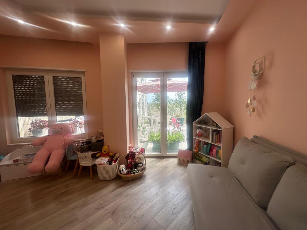 Apartament 3+1+2 me Verandë + Parking ne Shitje tek Kodra e Diellit 2