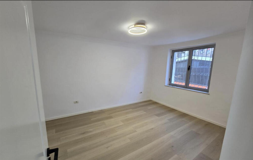 Zyre me qera tek 21 Dhjetori (ID BZ2648) Tirane