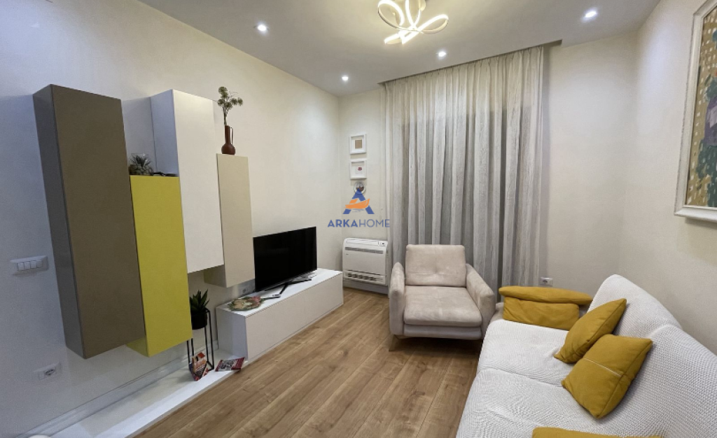 AFFITTASI APPARTAMENTO 2+1+BALCONE "IN CENTRO" 900 EURO.