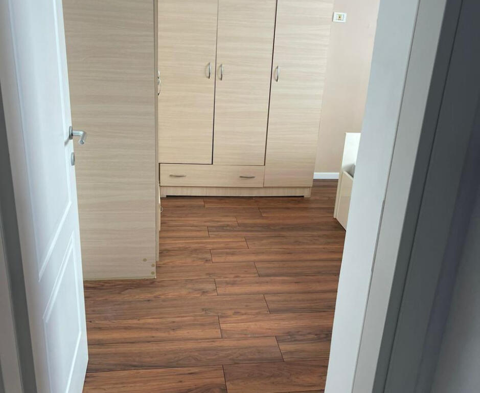 Apartament Me Qera 2+1 tek Komuna e Parisit (ID B2201394) Tirane.