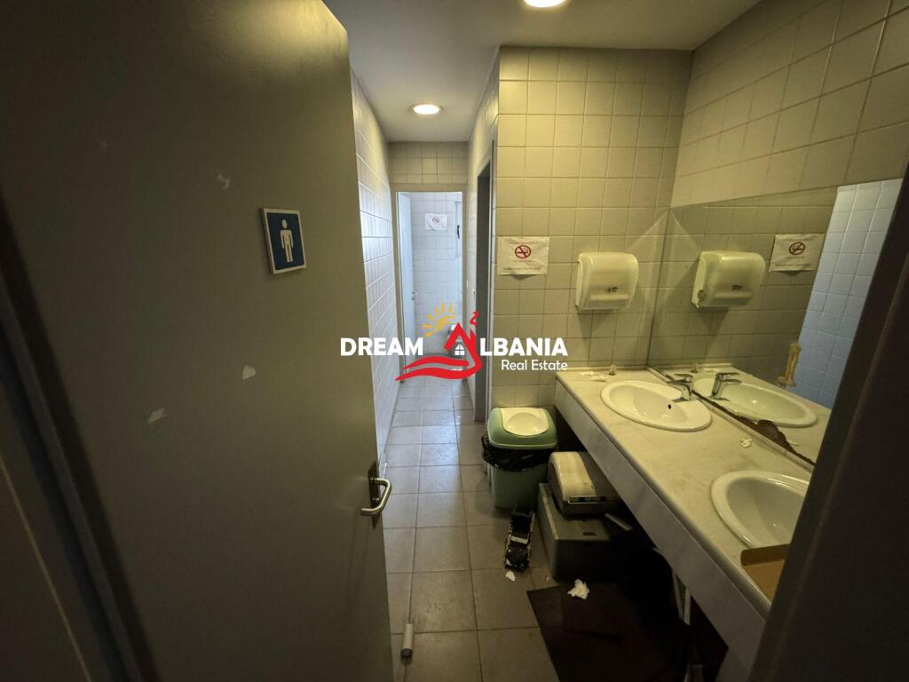 Locale commerciale per uffici in affitto in Via Kavajes (ID 42611229)