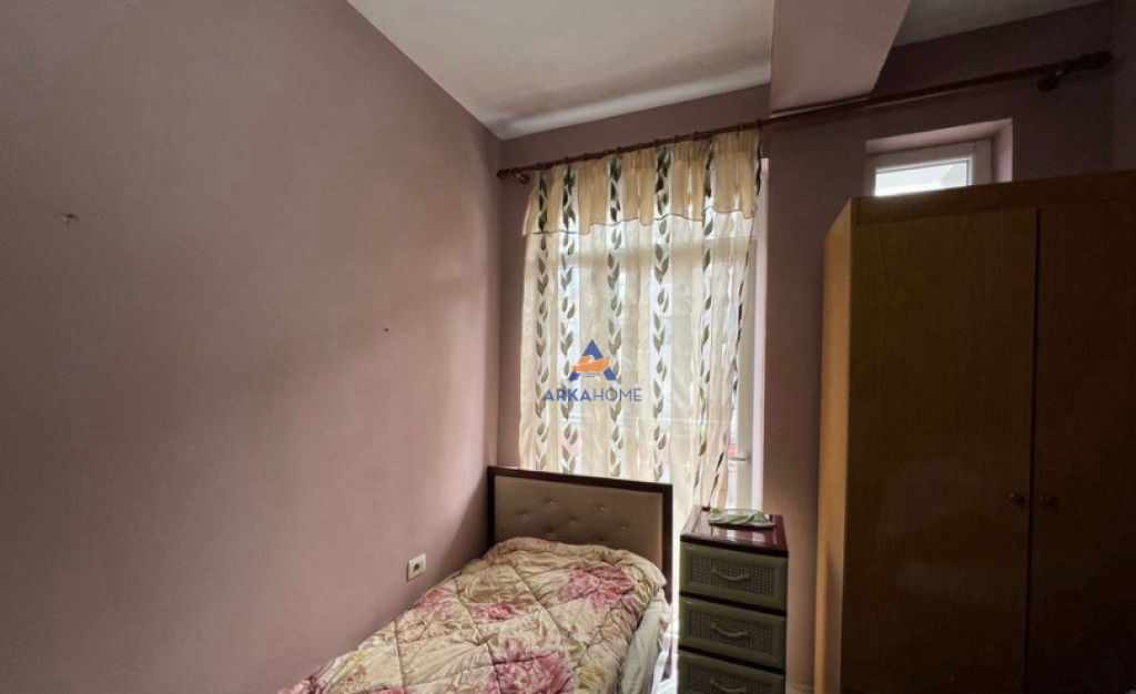 PRIVATE 3-FLOOR HOUSE FOR RENT "AT THE BALLET SCHOOL, CENTER" 1200 EURO