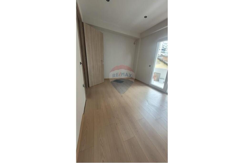 Tirane, jepet me qera zyre Kati 3, 54 m² 500 € (Sheshi Wilson , prane Posta 8)
