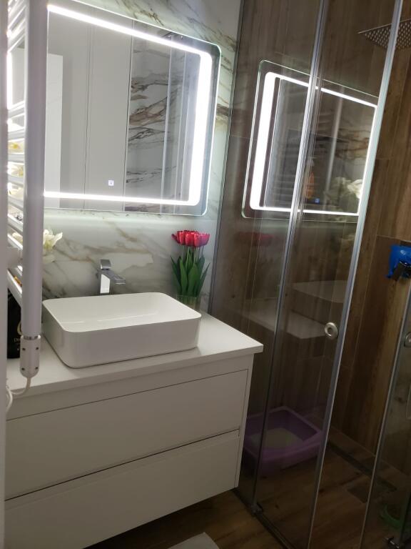 Shitet apartament  2+1+2  dhe 1 post parkimi (Kompleksi  Oasis ne Astir)