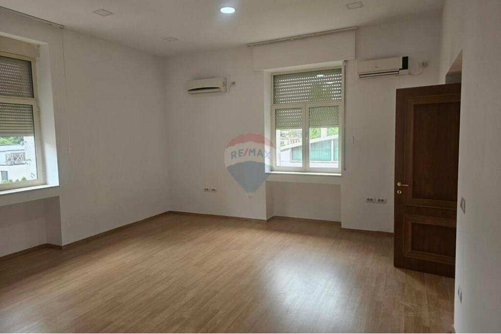 Tirane, jepet me qera zyre Kati 3, 275 m² 6.000 € (Blloku)