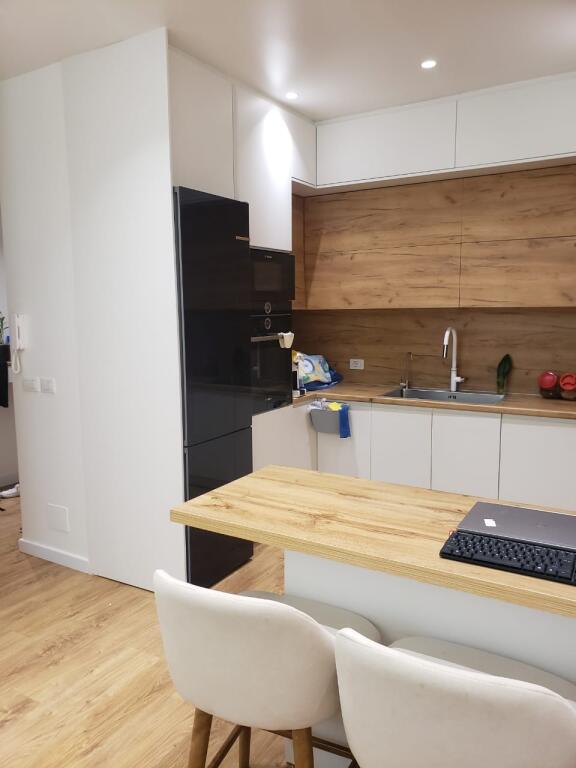 Shitet apartament  2+1+2  dhe 1 post parkimi (Kompleksi  Oasis ne Astir)