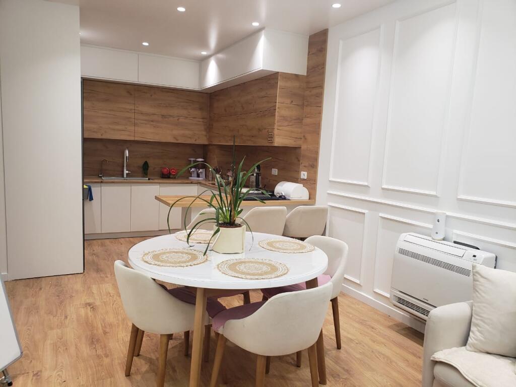 Shitet apartament  2+1+2  dhe 1 post parkimi (Kompleksi  Oasis ne Astir)