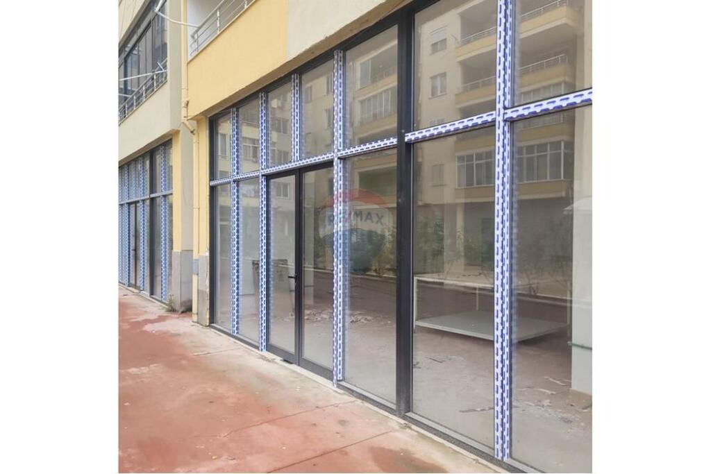 Tirane, jepet me qera dyqan Kati 0, 330 m² 3.000 € (Prane Vila L) Tirane, jepet me qera dyqan Kati 0, 330 m² 3.000 € (Prane Vila L)