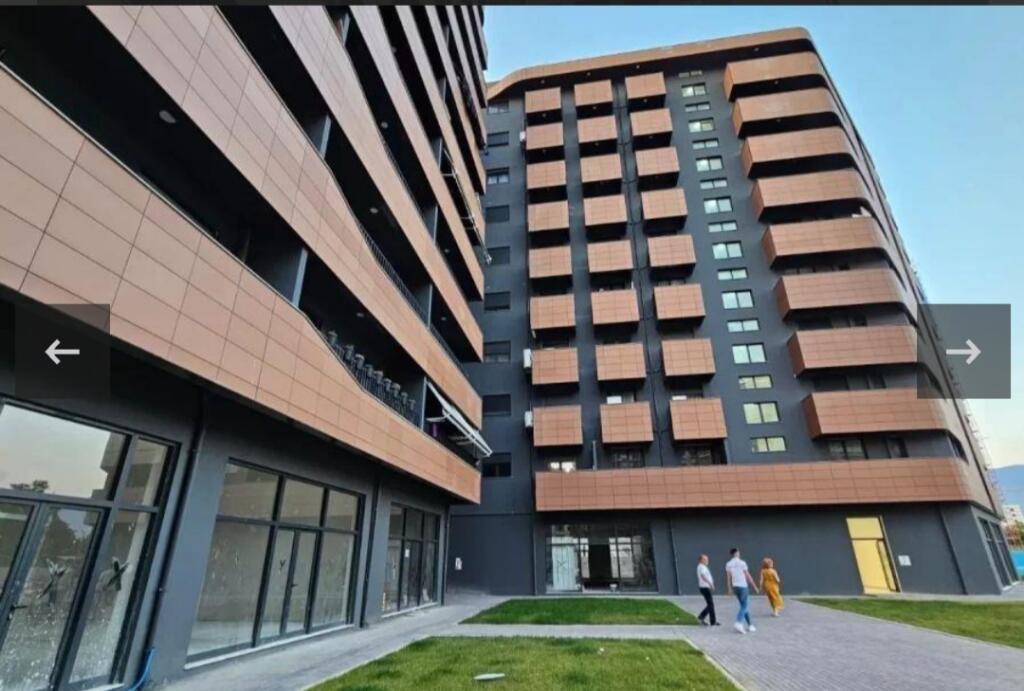 Shitet apartament  2+1+2  dhe 1 post parkimi (Kompleksi  Oasis ne Astir)