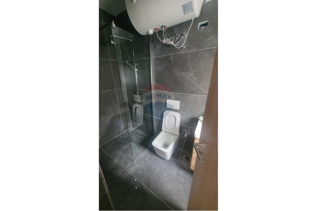 Tirane, jepet me qera zyre Kati 3, 54 m² 500 € (Sheshi Wilson , prane Posta 8)
