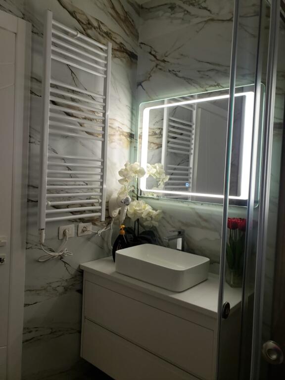Shitet apartament  2+1+2  dhe 1 post parkimi (Kompleksi  Oasis ne Astir)