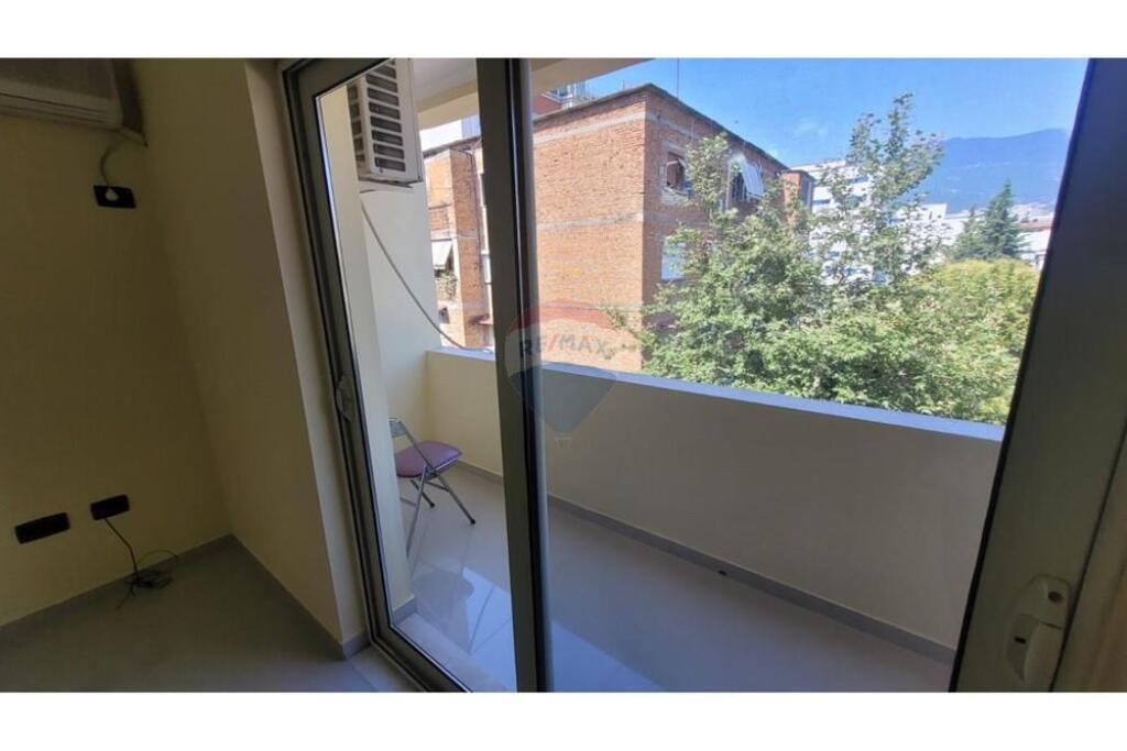 Jepet me qera apartament 2+1+Aneks+Ballkon Kati 4, 68 m² 450 € (Materniteti i ri)