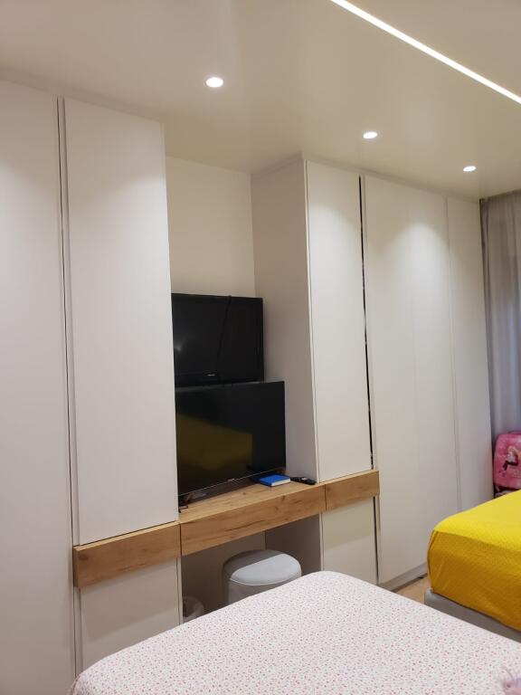 Shitet apartament  2+1+2  dhe 1 post parkimi (Kompleksi  Oasis ne Astir)