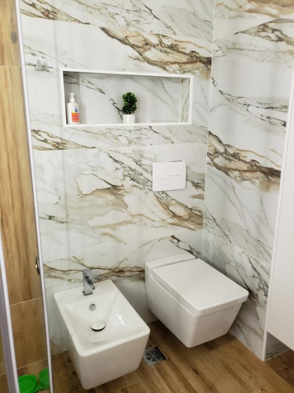 Shitet apartament  2+1+2  dhe 1 post parkimi (Kompleksi  Oasis ne Astir)