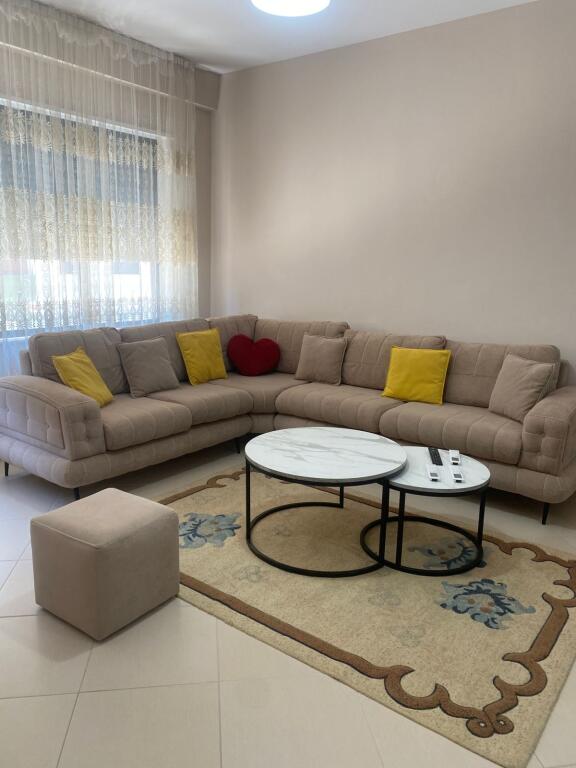Jepet Apartament 2+1 me Qera me Parkim tek Kodra e Diellit