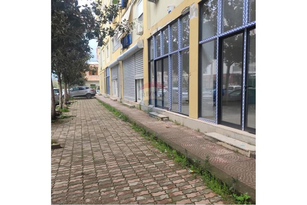 Tirane, jepet me qera dyqan Kati 0, 330 m² 3.000 € (Prane Vila L) Tirane, jepet me qera dyqan Kati 0, 330 m² 3.000 € (Prane Vila L)