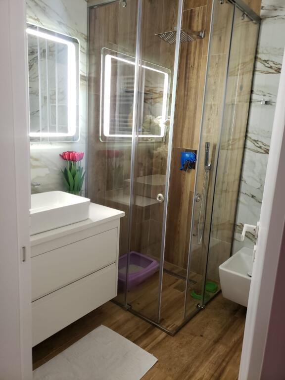 Shitet apartament  2+1+2  dhe 1 post parkimi (Kompleksi  Oasis ne Astir)