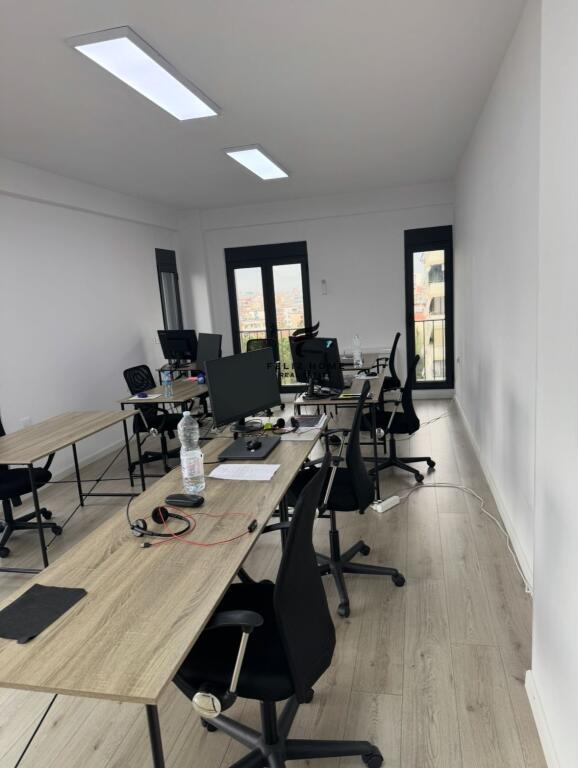 ZYRE ME QERA 67 M2 RRUGA E ELBASANIT 900 EURO