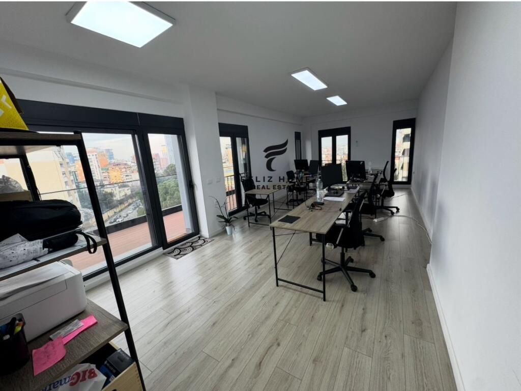 ZYRE ME QERA 67 M2 RRUGA E ELBASANIT 900 EURO