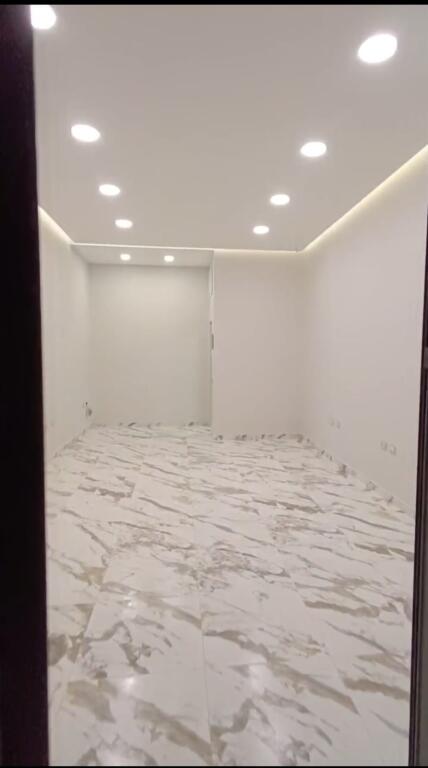 Shop for rent at the Prosecutor's Office near Mine Peza Street (50,000 Leke)
