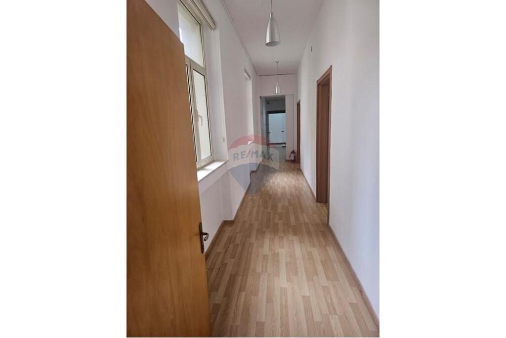 Tirane, jepet me qera zyre Kati 3, 275 m² 6.000 € (Blloku)