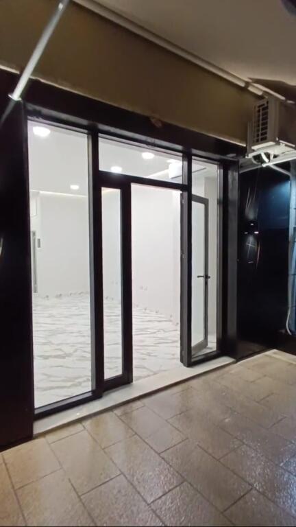 Shop for rent at the Prosecutor's Office near Mine Peza Street (50,000 Leke)
