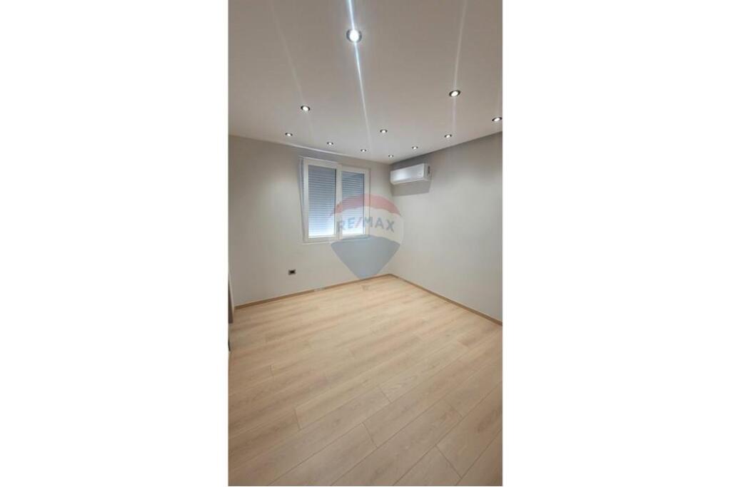 Tirane, jepet me qera zyre Kati 3, 54 m² 500 € (Sheshi Wilson , prane Posta 8)
