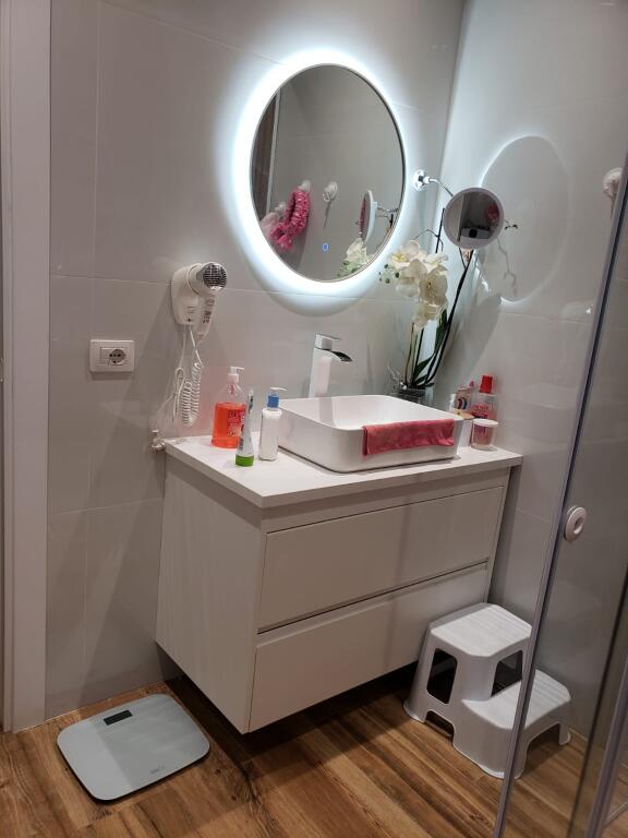 Shitet apartament  2+1+2  dhe 1 post parkimi (Kompleksi  Oasis ne Astir)