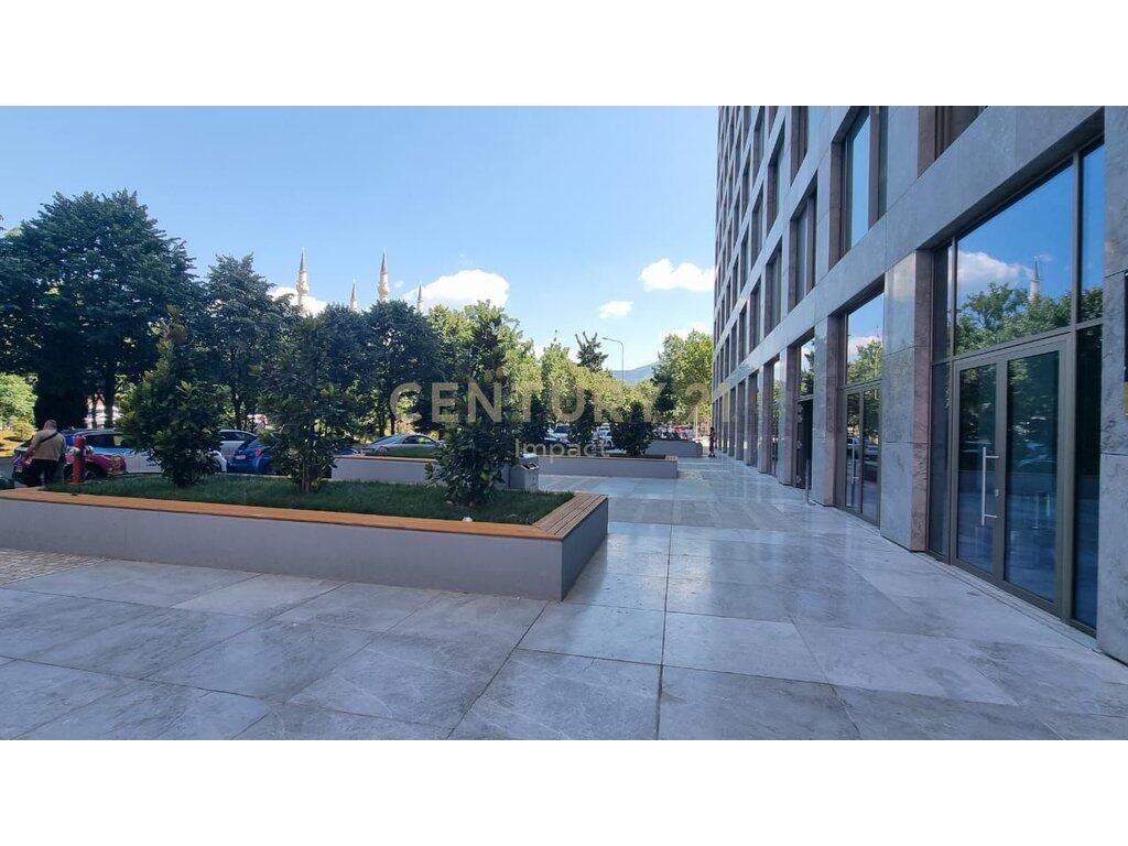 Jepet me Qira Ambient Komercial – Kati 0, Buzë Rruge Kryesore, Downtown, Tiranë