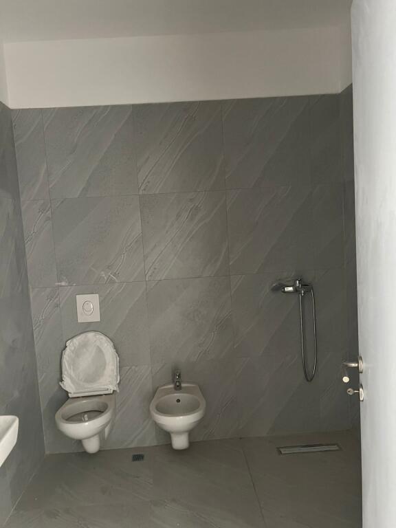 🏢Ne zonen e Yzberishtit,Rr.Engjell Mashi,jepet me qera apartament 2+1+2+post parkimi, Bosh,60,000Leke(Neto)

