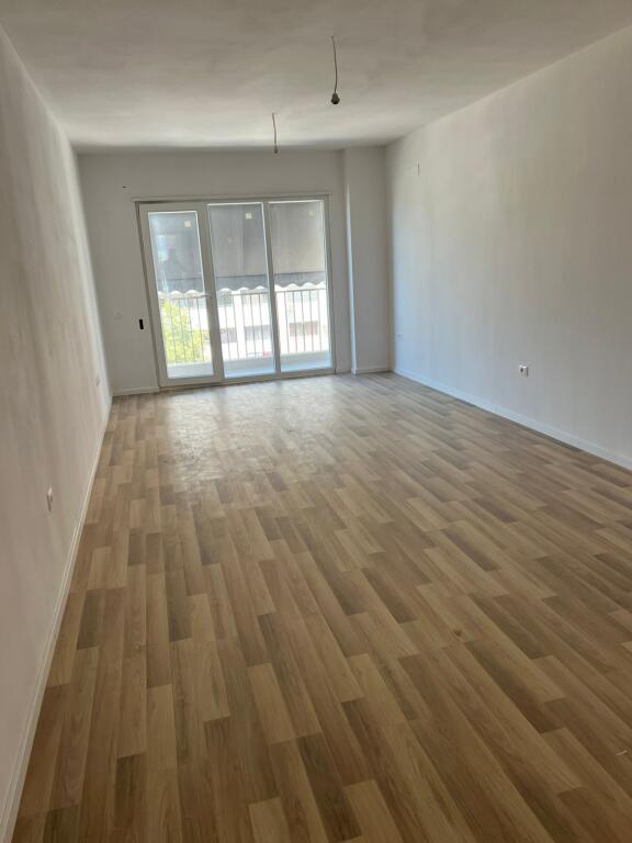 🏢Ne zonen e Yzberishtit,Rr.Engjell Mashi,jepet me qera apartament 2+1+2+post parkimi, Bosh,60,000Leke(Neto)
