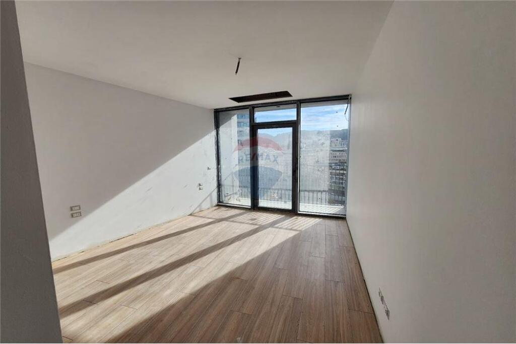 Zyra me qira te kompleksi Lake View!