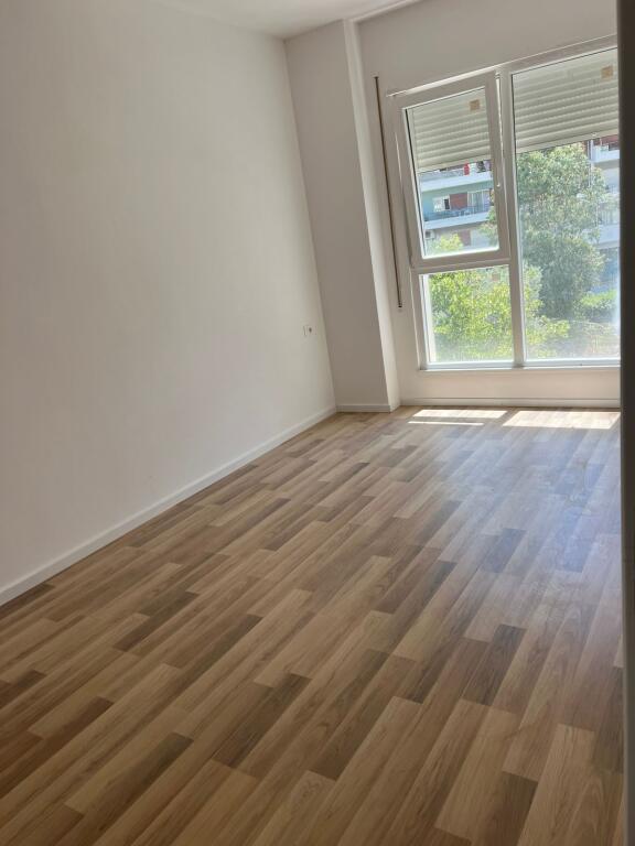 🏢Ne zonen e Yzberishtit,Rr.Engjell Mashi,jepet me qera apartament 2+1+2+post parkimi, Bosh,60,000Leke(Neto)
