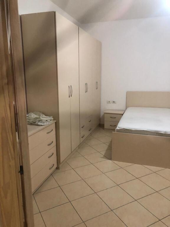 2+1,i mobiluar,te kopshti botanik,450 euro
