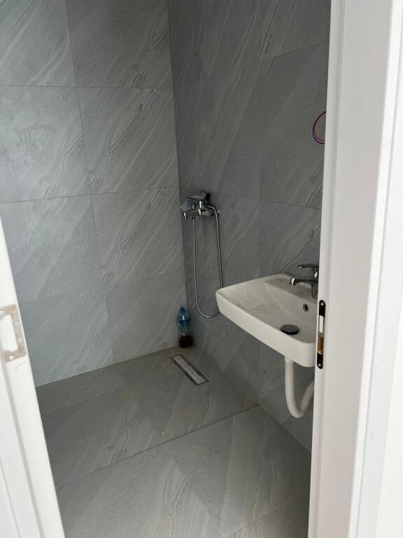 🏢Ne zonen e Yzberishtit,Rr.Engjell Mashi,jepet me qera apartament 2+1+2+post parkimi, Bosh,60,000Leke(Neto)
