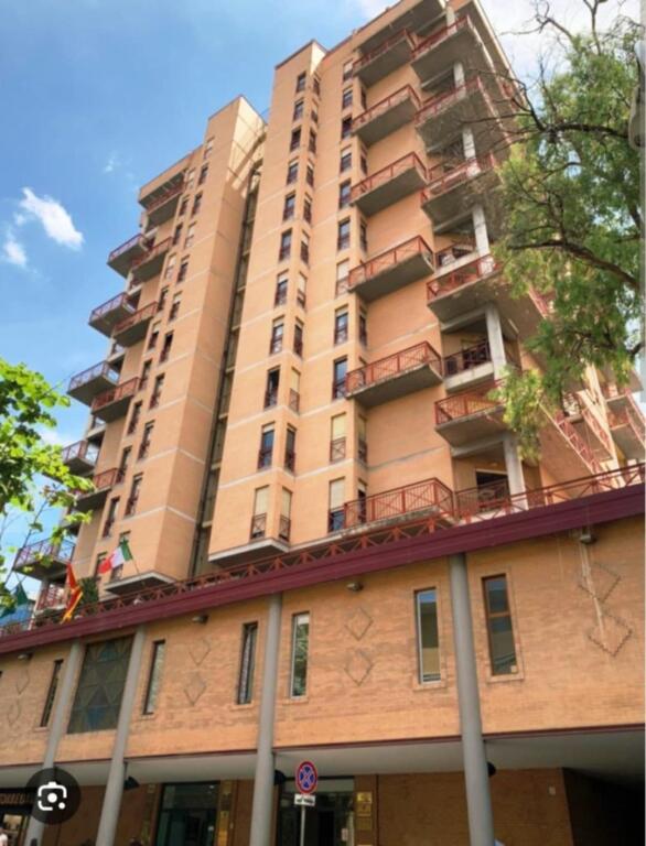 JEPET ME QIRA : AMBJENT BIZNESI   : TORRE DRINI - CENTER