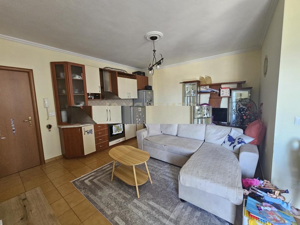 Affittasi appartamento 1+1 vicino alla stazione di polizia n. 4 450 € /Mese