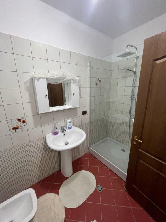 JEPET ME QERA APARTAMENT 3+1 750 EURO ALI DEMI