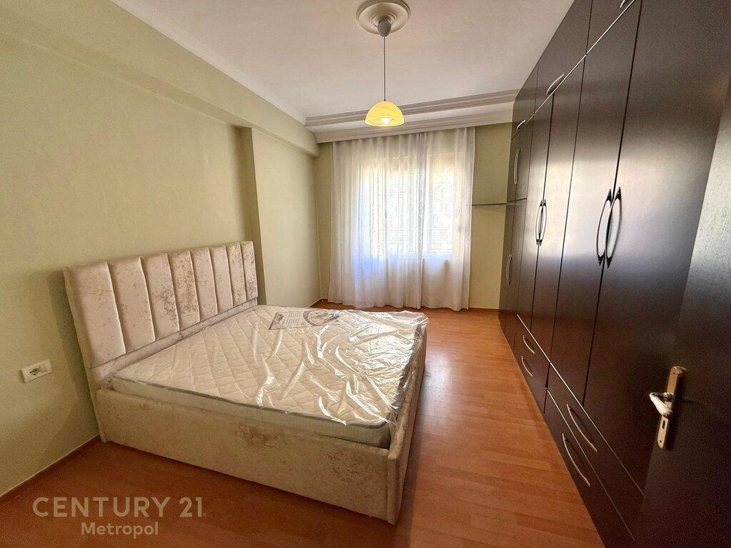 Appartamento 1+1 in affitto a Komuna e Parisit