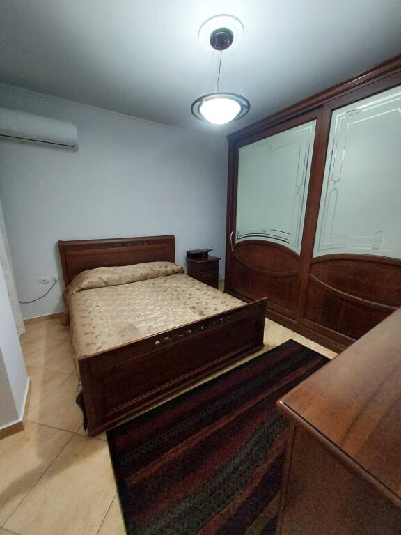 Kompleksi Delijorgji,Rruga e Kavajes jepet me qera apartament 1+1,i mobiluar 550 Euro