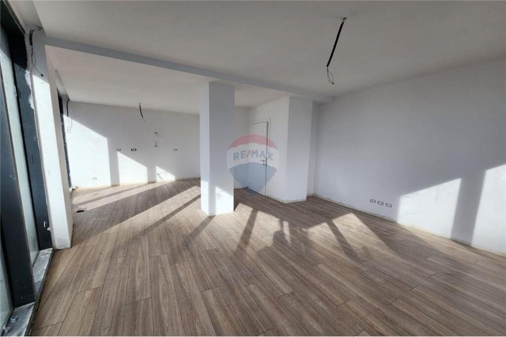 Zyra me qira te kompleksi Lake View!