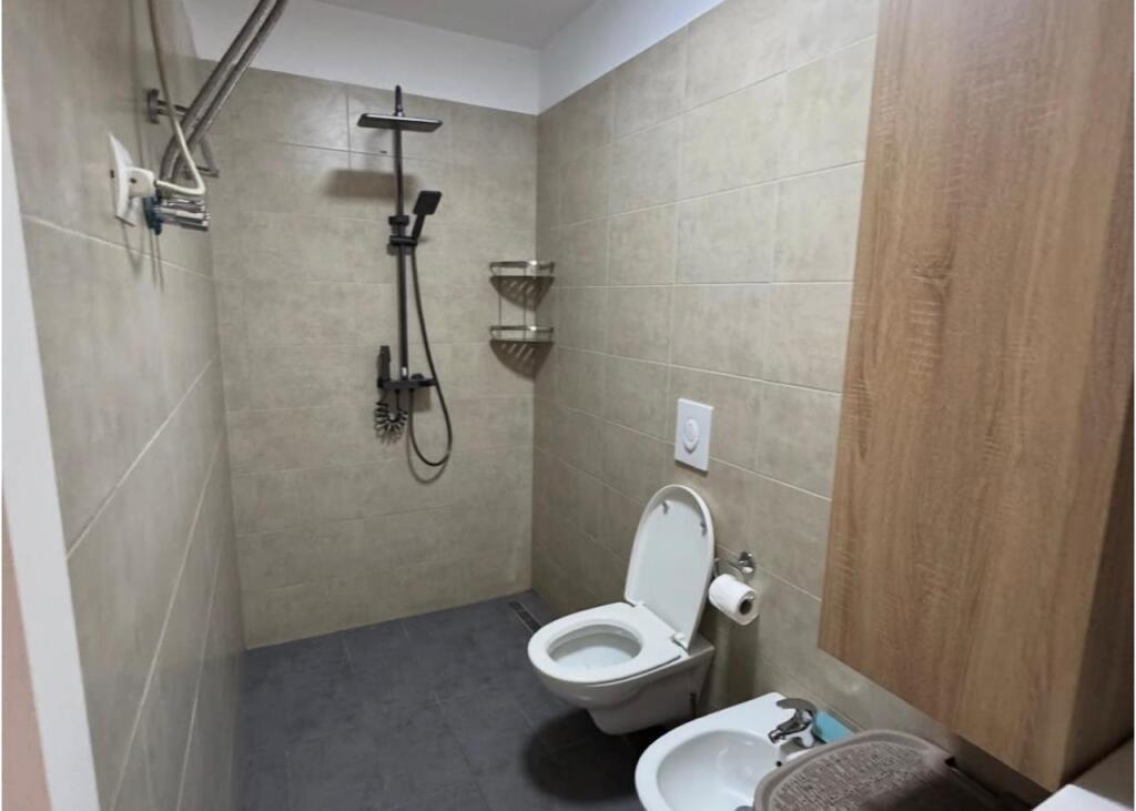 Jepet me Qira Apartament 1+1 – pranë SPAK-ut, Rruga Jordan Misja