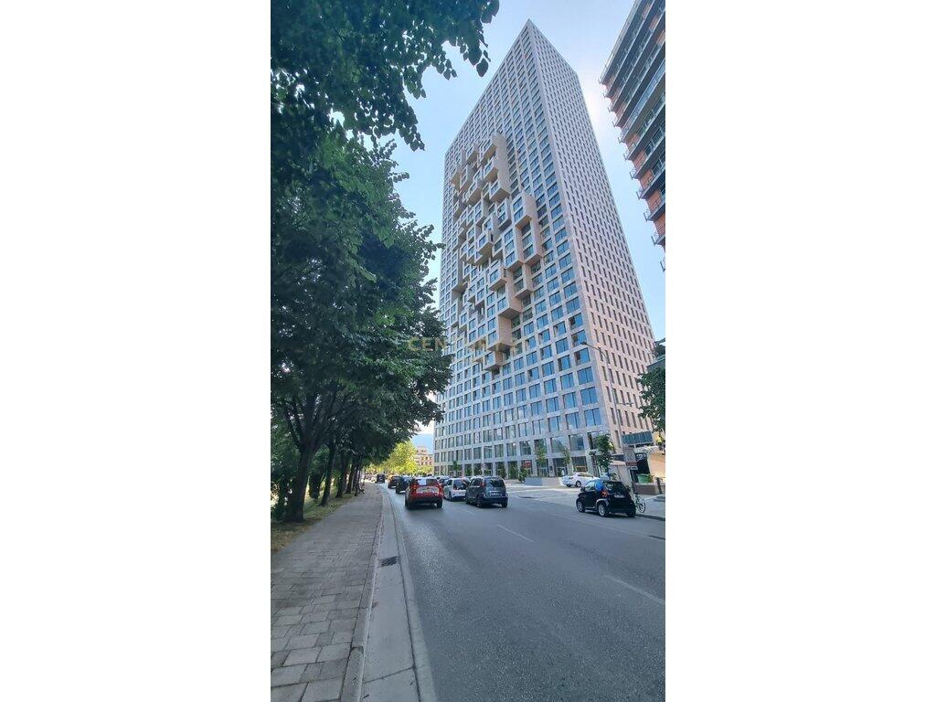 Jepet me Qira Ambient Komercial – Kati 0, Buzë Rruge Kryesore, Downtown, Tiranë