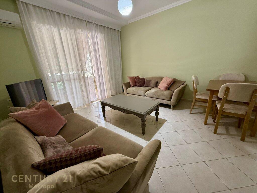 Appartamento 1+1 in affitto a Komuna e Parisit