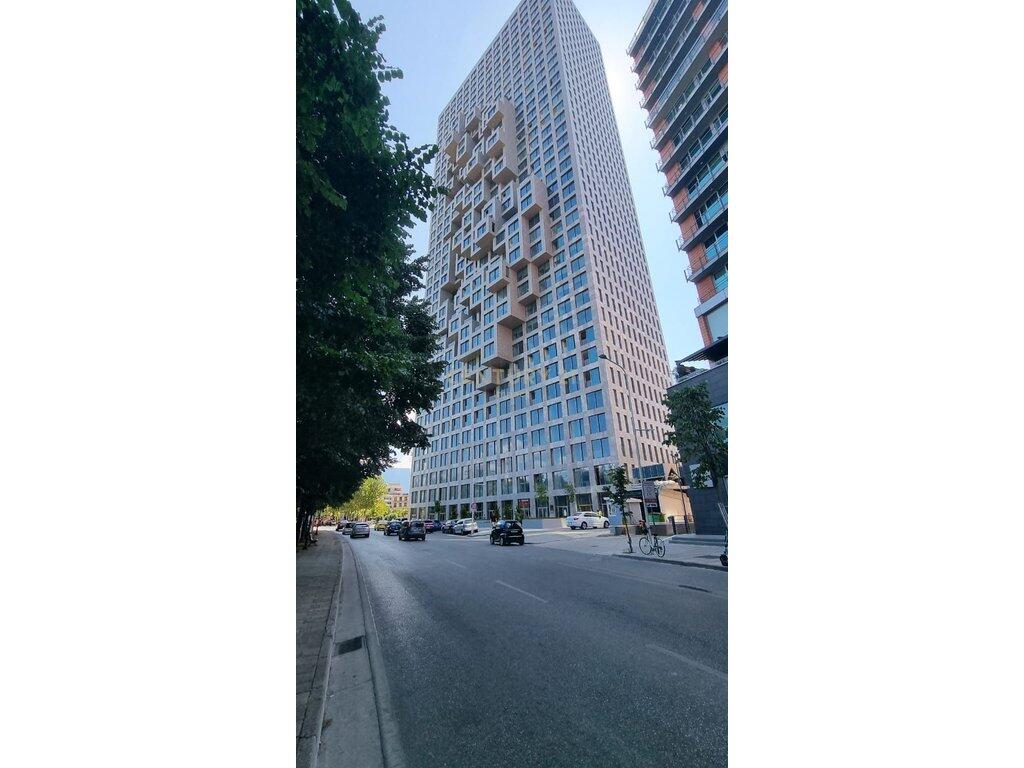 Jepet me Qira Ambient Komercial – Kati 0, Buzë Rruge Kryesore, Downtown, Tiranë